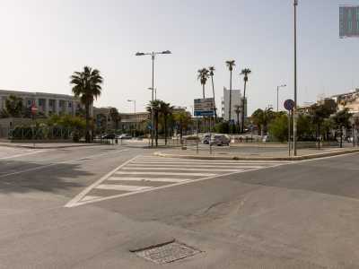 Siamo ora arrivati nel cuore del rione Picone: piazzale Giulio Cesare, dominato dal grande Policlinico, il vero simbolo del quartiere, la cui costruzione fu avviata nel 1936